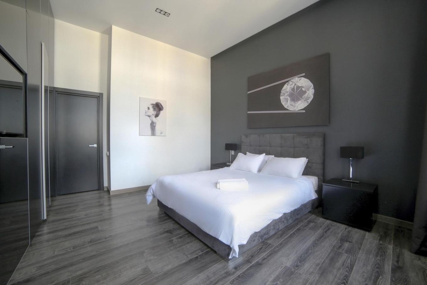 сучасні на площі ринок з панорамним видом на дахи львова Apartment Lviv