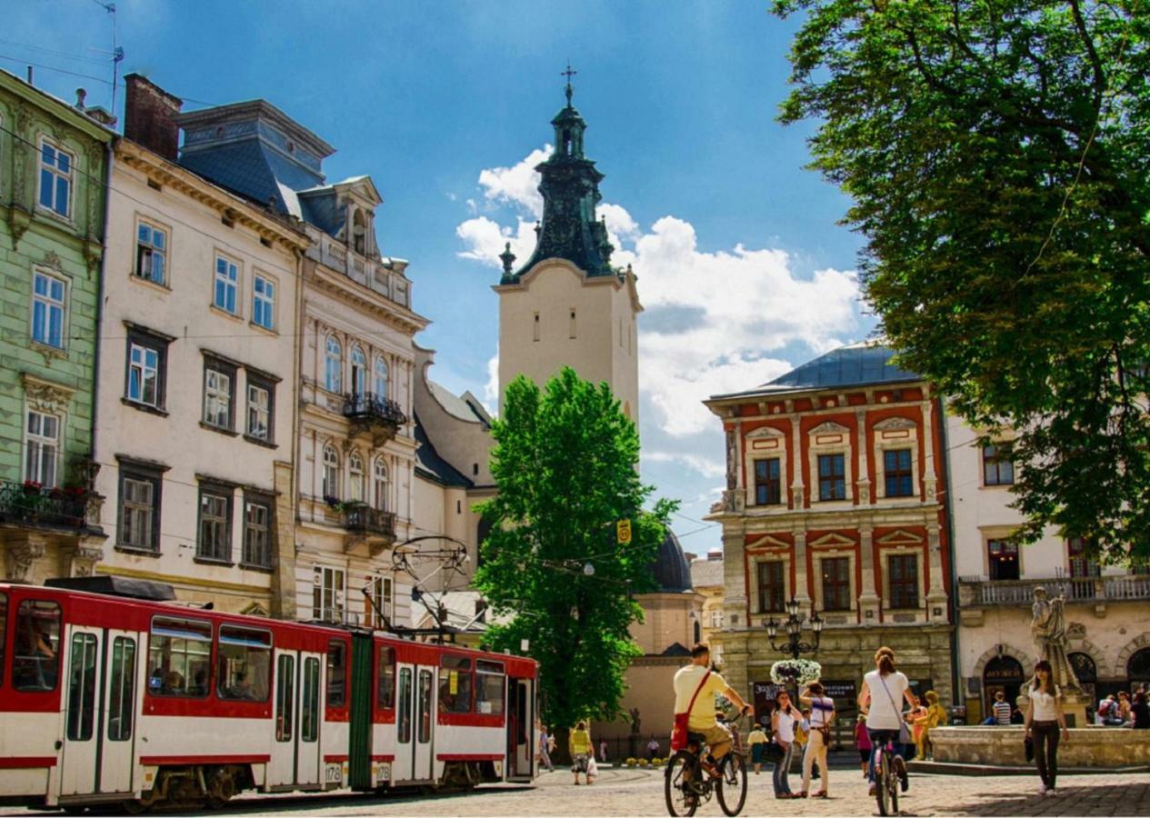 сучасні на площі ринок з панорамним видом на дахи львова * Lviv